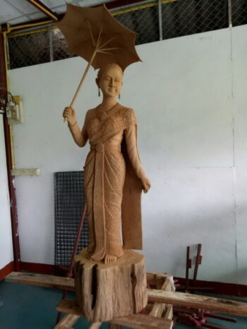 [:th]ไม้แกะสลักสาวไทยกางจ้อง (กางร่ม)[:]
