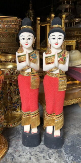 นางยืนไหว้สวัสดี
