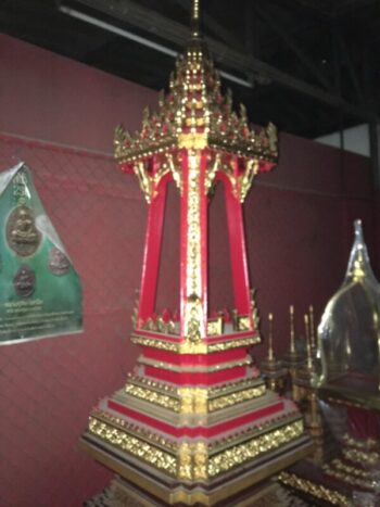 [:en]บุษบกไม้สัก แกะสลักลาย ลงรักปิดทอง (หลังเล็ก)[:th]บุษบกไม้สัก แกะสลักลาย ลงรักปิดทอง (หลังเล็ก)[:]