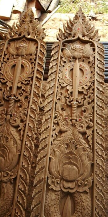 รับแกะสลักไม้สักลายไทย บานหน้าต่าง ประตู ตุงไม้