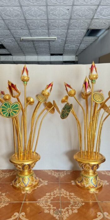 ดอกบัวไม้สีทอง