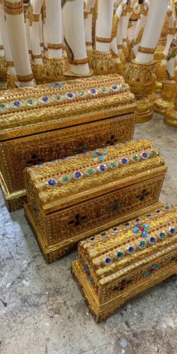 หีบใส่ของสีทอง