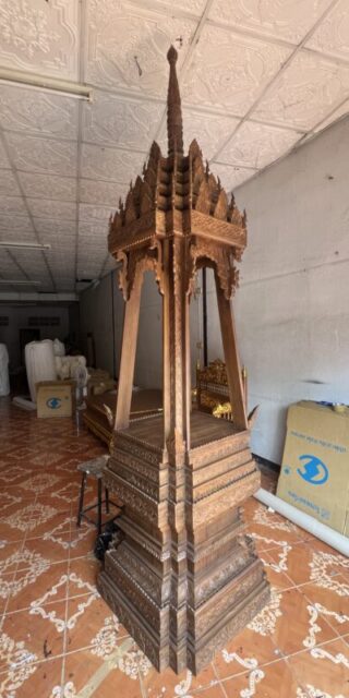 บุษบกไม้สักแกะสลัก สีไม้เก่า