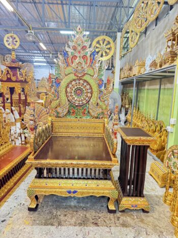 ธรรมาสน์ไม้สัก สีทองประดับเม็ดกระจกสี