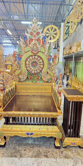 ธรรมาสน์ไม้สัก สีทองประดับเม็ดกระจกสี