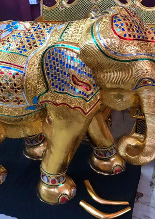 ช้างไม้ สีทอง