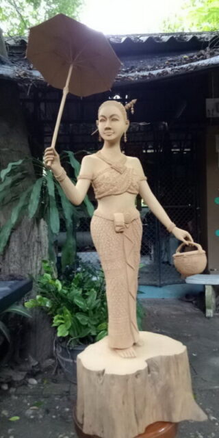 [:th]ไม้แกะสลักหญิงไทยถือกระเป๋า[:]