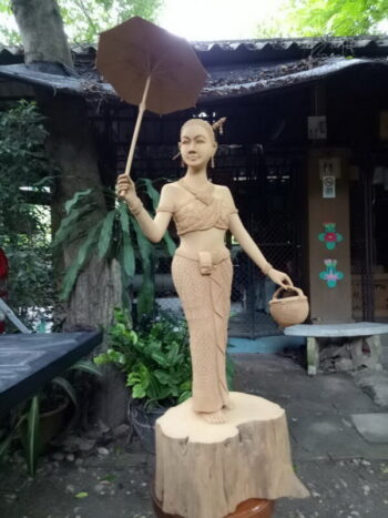 [:th]ไม้แกะสลักหญิงไทยถือกระเป๋า[:]