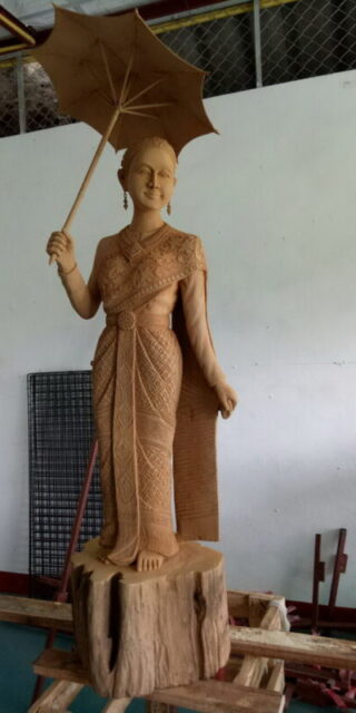 [:th]ไม้แกะสลักสาวไทยกางจ้อง (กางร่ม)[:]