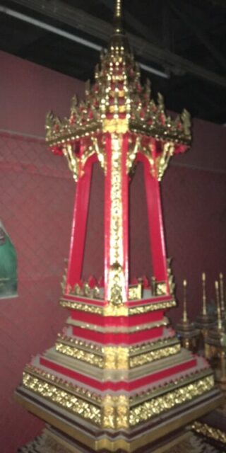 [:en]บุษบกไม้สัก แกะสลักลาย ลงรักปิดทอง (หลังเล็ก)[:th]บุษบกไม้สัก แกะสลักลาย ลงรักปิดทอง (หลังเล็ก)[:]