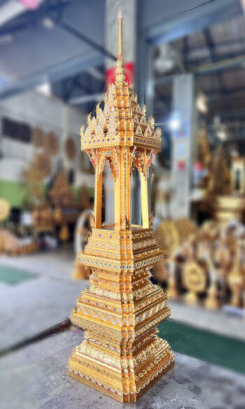 [:th]บุษบกทำจากไม้สัก แกะสลักลายและเดินเส้น ประดับกระจกสี[:]