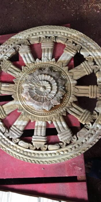 ธรรมจักรไม้สักแกะสลัก