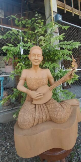 [:th]ไม้แกะสลักหญิงชุดไทย ดีดพิณ[:]