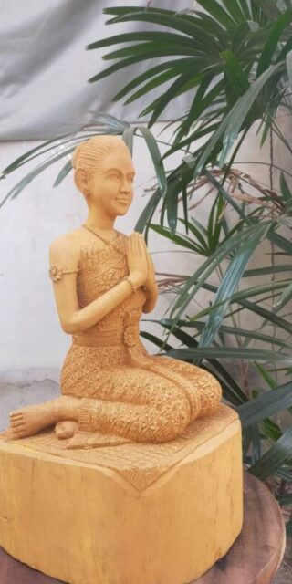 [:th]ไม้แกะสลักหญิงชุดไทย พนมมือ[:]